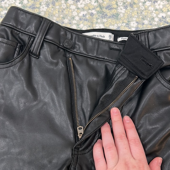 Abercrombie Curve Love Size 26 Leather Pants - Picture 2 of 3